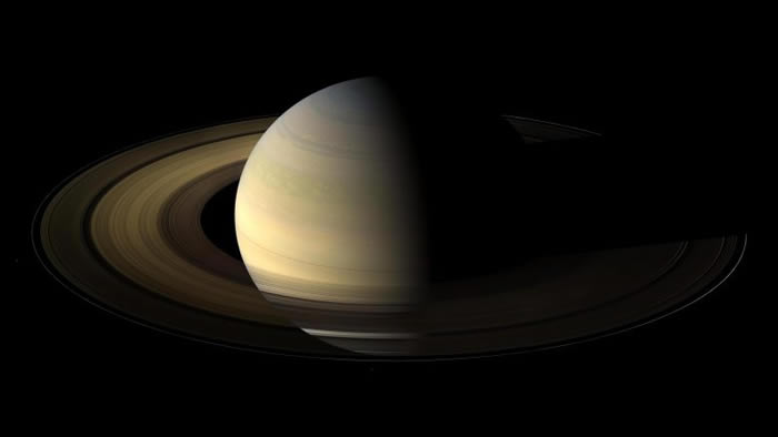 地球“使者”卡西尼号近距离拍摄土星的春天