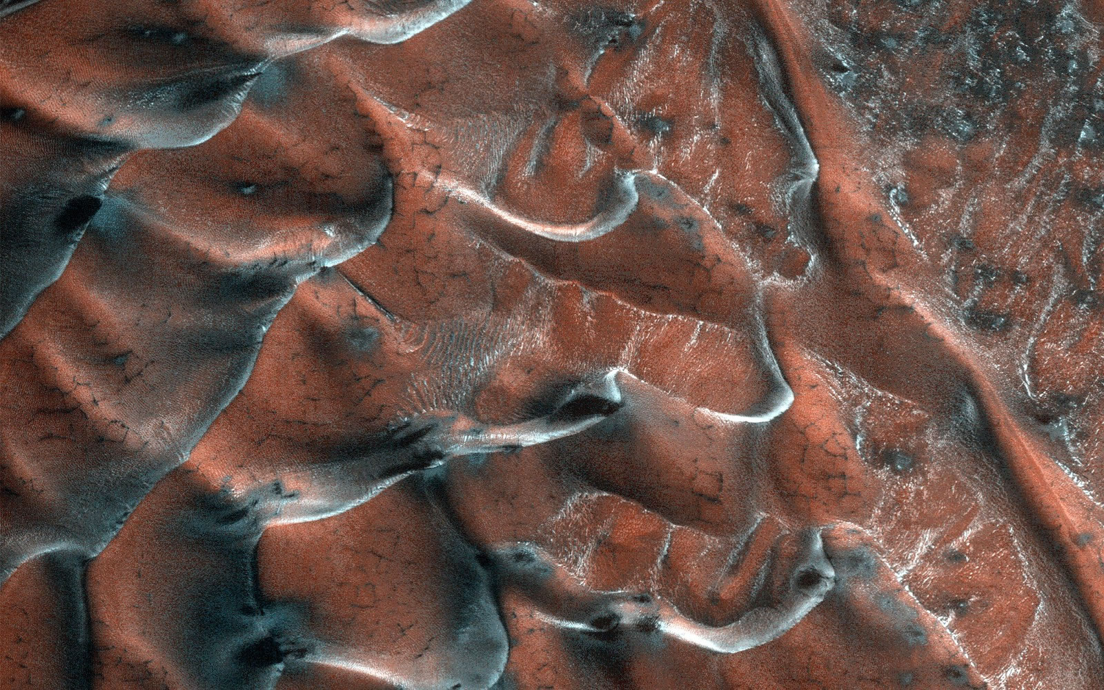 美国宇航局（NASA）“每日一图”发布具有冰霜光泽的火星沙丘