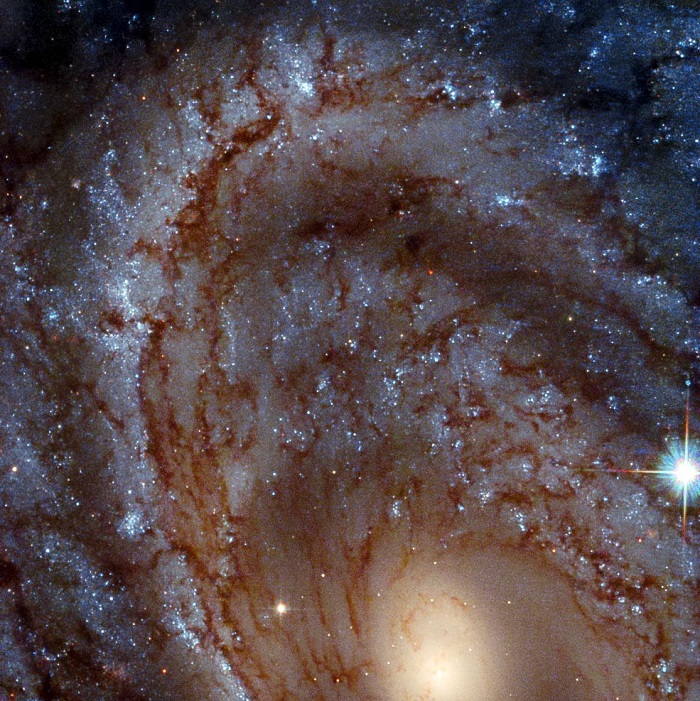 哈勃太空望远镜拍摄的半人马座螺旋星系NGC 4603美照