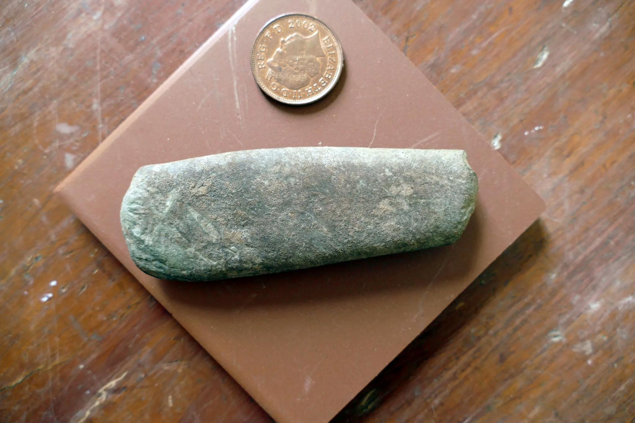英国斯科霍尔姆岛兔子洞发现9000年前史前石器和陶器碎片