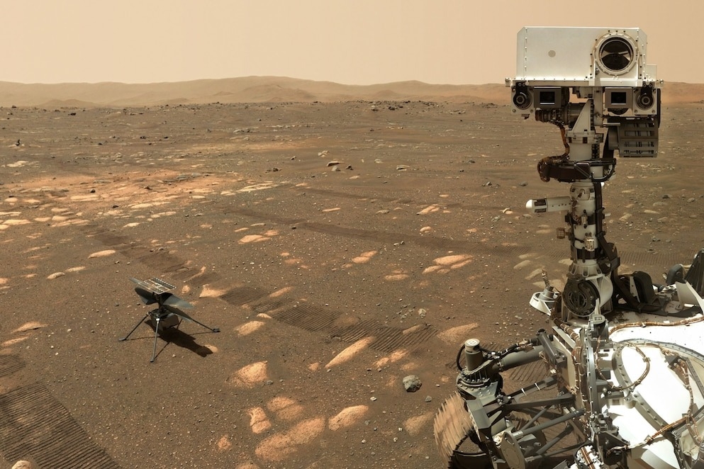 NASA的毅力号探测车于4月6日与机智号直升机在火星上的自拍照。接着毅力号驶向了61公尺外的高处，俯瞰机智号尝试进行飞行。 PHOTOGRAPH BY NASA