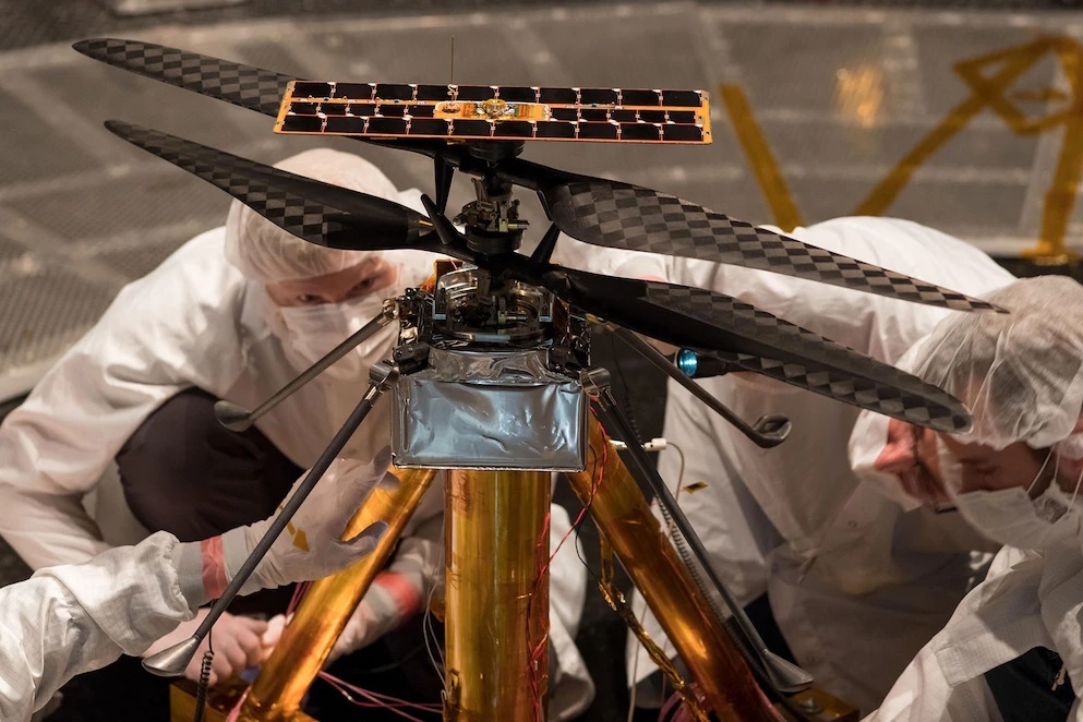机智号的团队成员于2019年2月1日在加州帕沙第纳（Pasadena）NASA喷射推进实验室7.6公尺宽的真空室「太空模拟室」（Space Simulator）