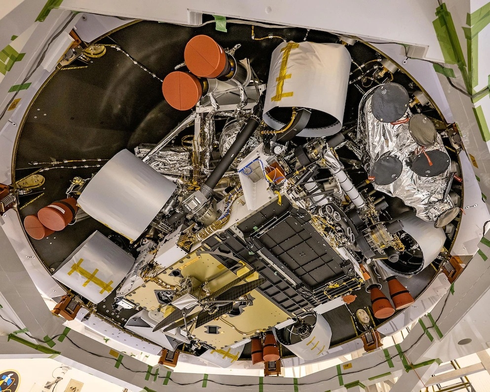 2020年4月29日，NASA的工程师正在进行毅力号探测车的行前准备工作，它将前往4亿8000万公里旅程外的火星表面。在影像中可以看到毅力号探测车的底部和贴附的