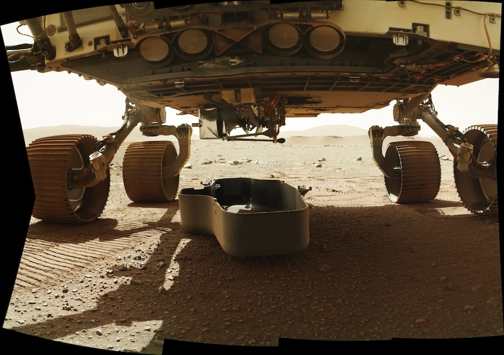 2021年3月21日是飞行任务的第30个火星日，从毅力号探测车的底部释放了保护机智号直升机的碎片保护罩。直升机稍后将向下旋转，脱离探测车的底部。 PHOTOGR