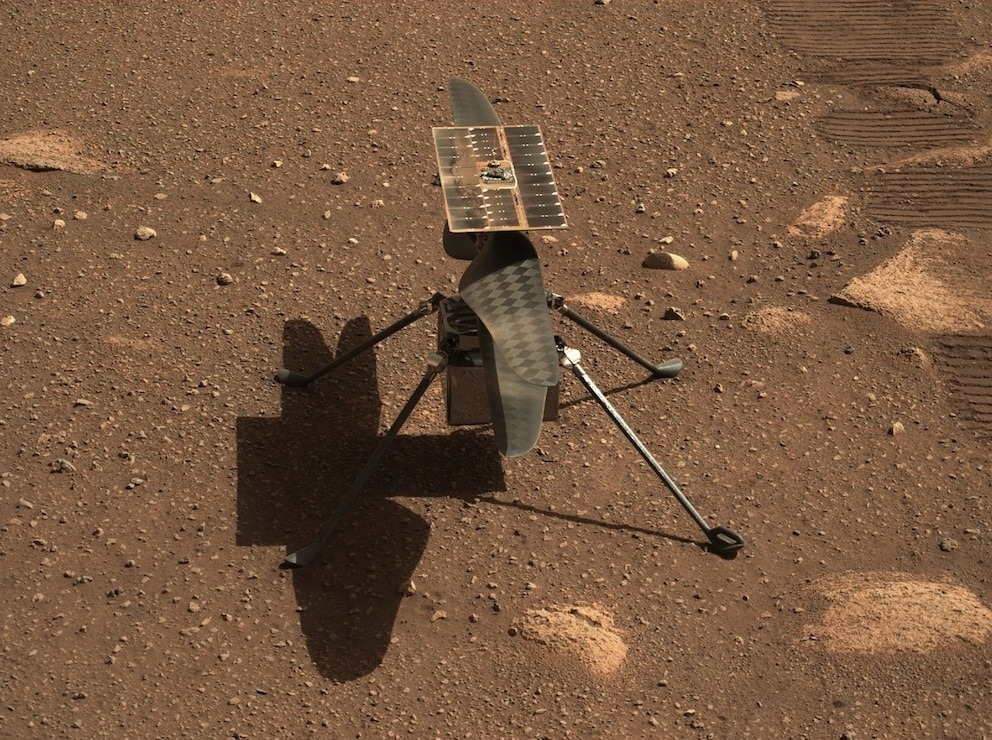 在火星表面的NASA机智号直升机。这张照片是在4月5日由毅力号的桅杆相机-Z（Mastcam-Z）所拍摄的，这是探测车上的一对可变焦相机。 PHOTOGRAPH