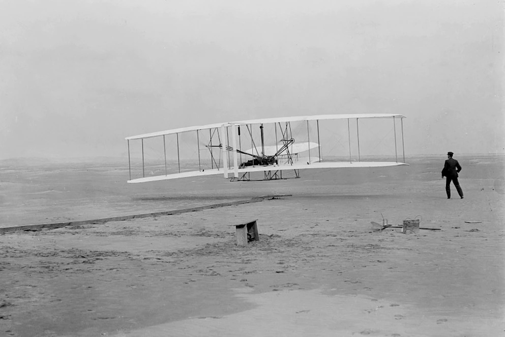 1903年12月17日，奥维尔．莱特（Orville Wright）在他的兄弟威尔伯（Wilbur）在北卡罗来纳州的小鹰镇（Kitty Hawk）进行了地球上的