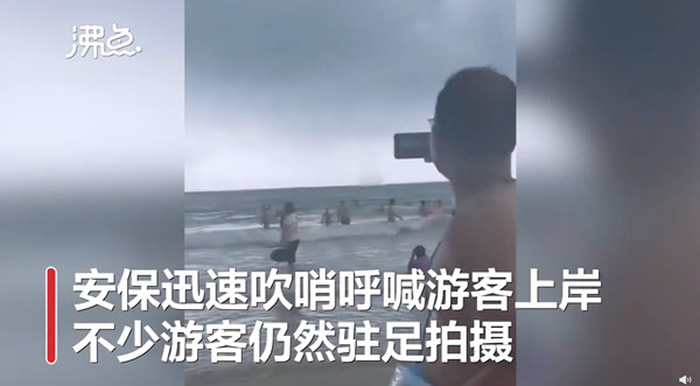 广东省阳江市海面突然出现巨型龙卷风 游客只顾拿手机拍照瞬间被卷进去