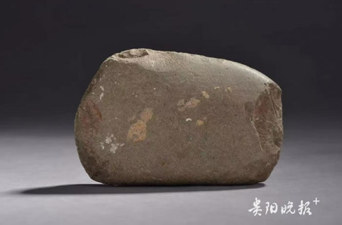 招果洞通体磨光石器：上万年前古人类就会纹身了？