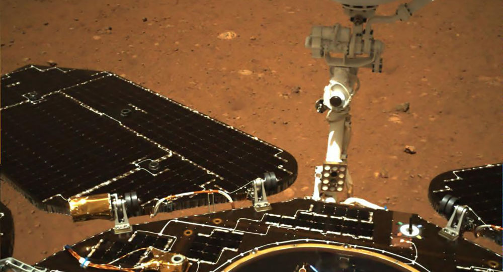 中国祝融号火星车传回第一批火星照片