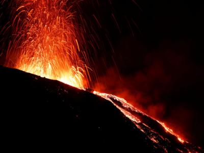 意大利斯特龙博利火山和埃特纳火山19日发生喷发
