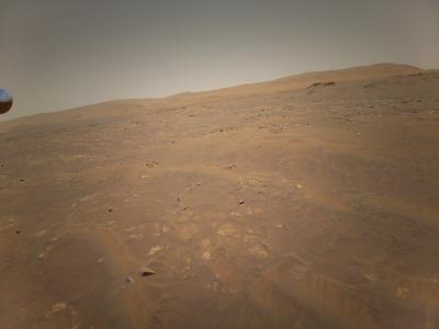 NASA最新火星照片上发现“死星”？不，那是直升机的脚