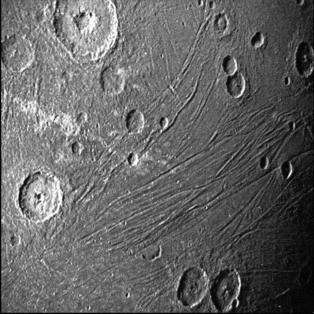 “朱诺号”探测器捕捉到木星冰冷卫星“木卫三”的最新特写图像