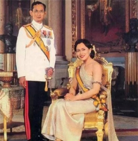 泰国王后诗丽吉风流史,睡遍了无数明星更是出轨自己的保镖