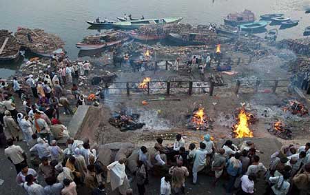 印度恒河的露天火葬现场,如此糟蹋的恒河水还干净吗