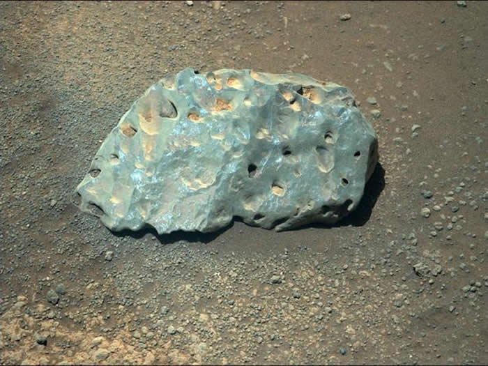 毅力号火星车在新的挖掘地附近发现一块怪异的绿色石头