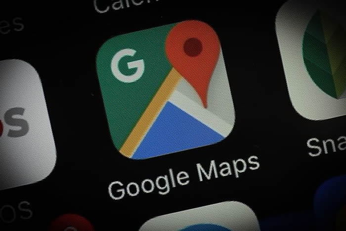 一名少女在使用Google地图时看到6年前的自己