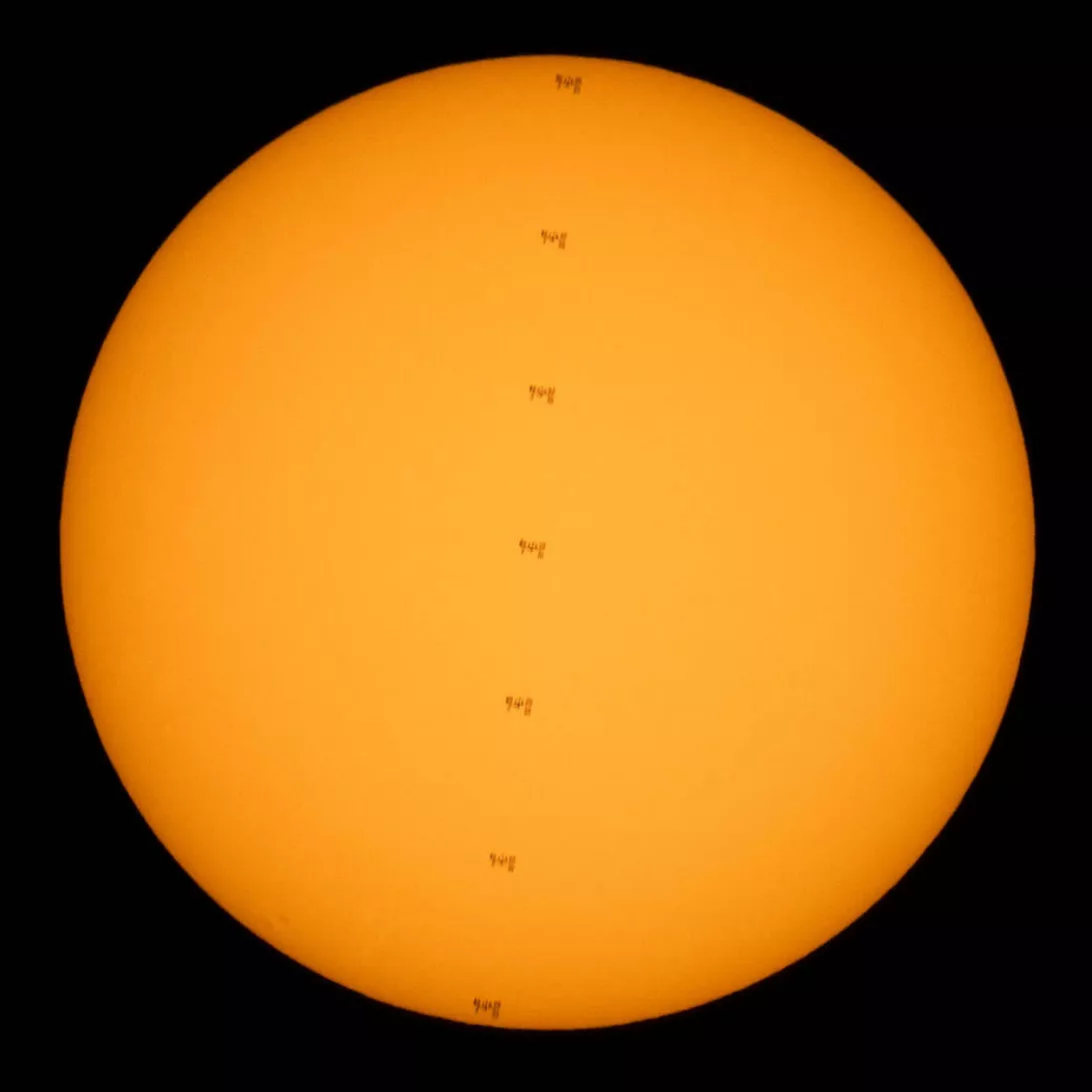 NASA摄影师Joel kowsky捕捉到国际空间站在太阳前面穿过的壮丽景色