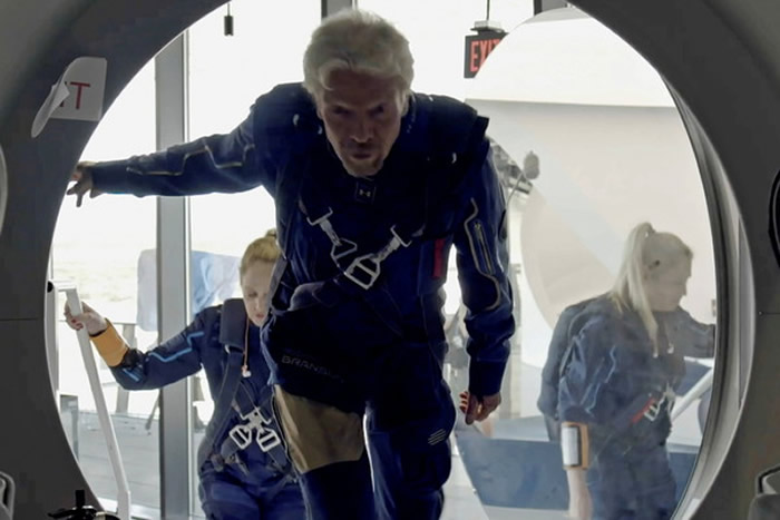 英国维珍集团创办人布兰森Richard Branson搭乘维珍太空船团结号抢在贝索斯前进入太空