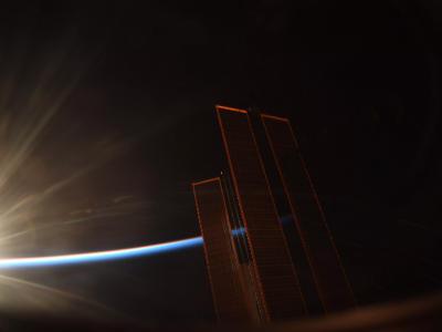 美国宇航局宇航员分享从国际空间站拍摄的“轨道”日出景象
