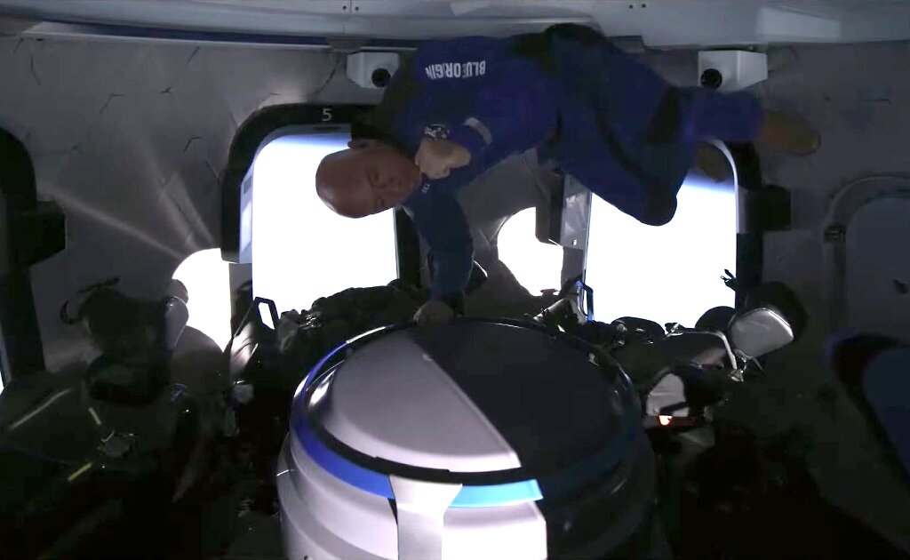 蓝色起源首次载人太空飞行完美落幕 亚马逊创始人、世界首富杰夫·贝索斯创造历史