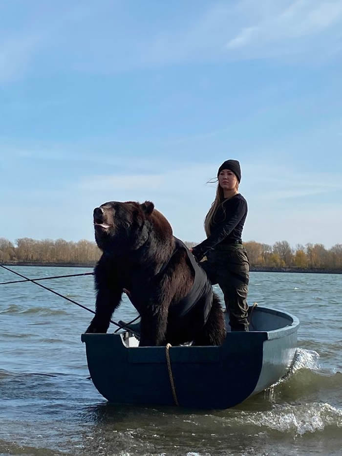 战斗民族：俄罗斯女子Veronika Dichka跟棕熊在船上钓鱼