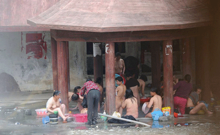 河南山村集体裸浴,逐渐消失的民俗