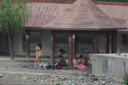 河南山村集体裸浴,逐渐消失的民俗