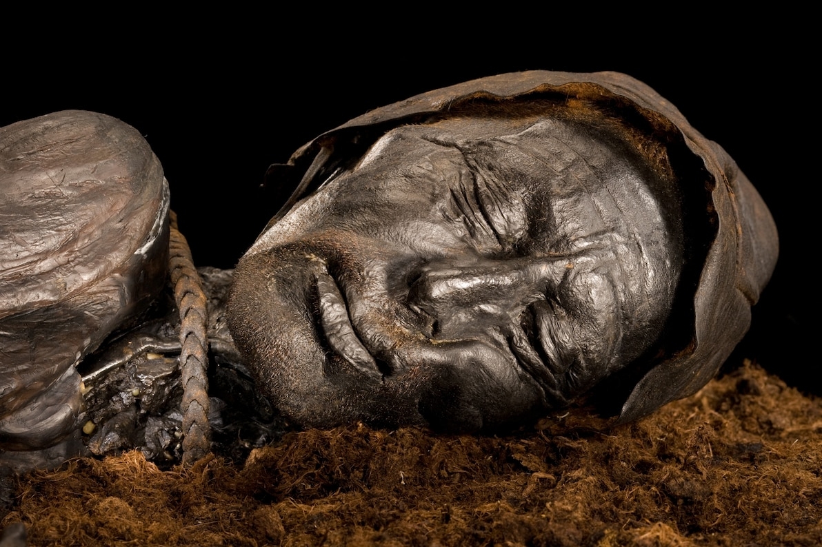 图伦男子在2400年前被皮制绞索吊死，然后被丢入丹麦一处酸性泥炭沼泽之中。 PHOTOGRAPH BY ROBERT CLARK, NAT GEO IMAGE