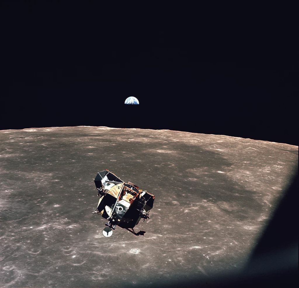 阿波罗11号任务鹰号登月舱（LM-5）可能仍然在绕着月球的轨道上运行