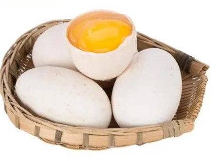 三种人不宜吃鹅蛋,对内脏损害十分严重