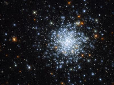 哈勃太空望远镜拍摄的大麦哲伦星系中的疏散星团NGC 2164图像