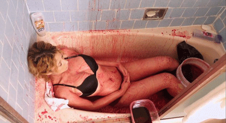 美国19岁模特猪血洗澡,据说可以防止变老