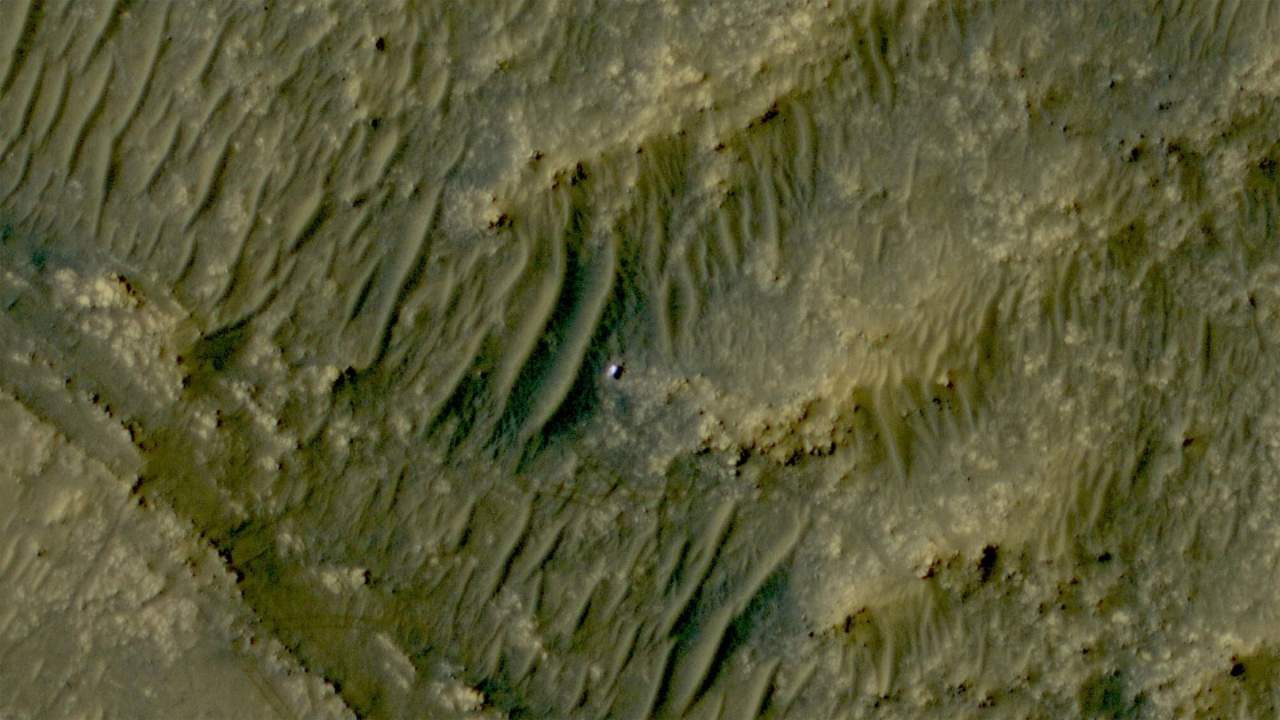 美国宇航局火星勘测轨道器MRO从轨道上拍摄到火星表面的毅力号探测器
