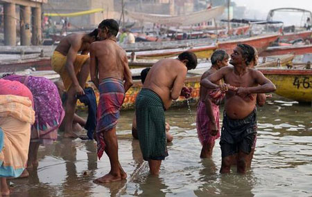 印度最恶心的风俗:恒河沐浴、全球最大户外厕所 如厕不用手纸