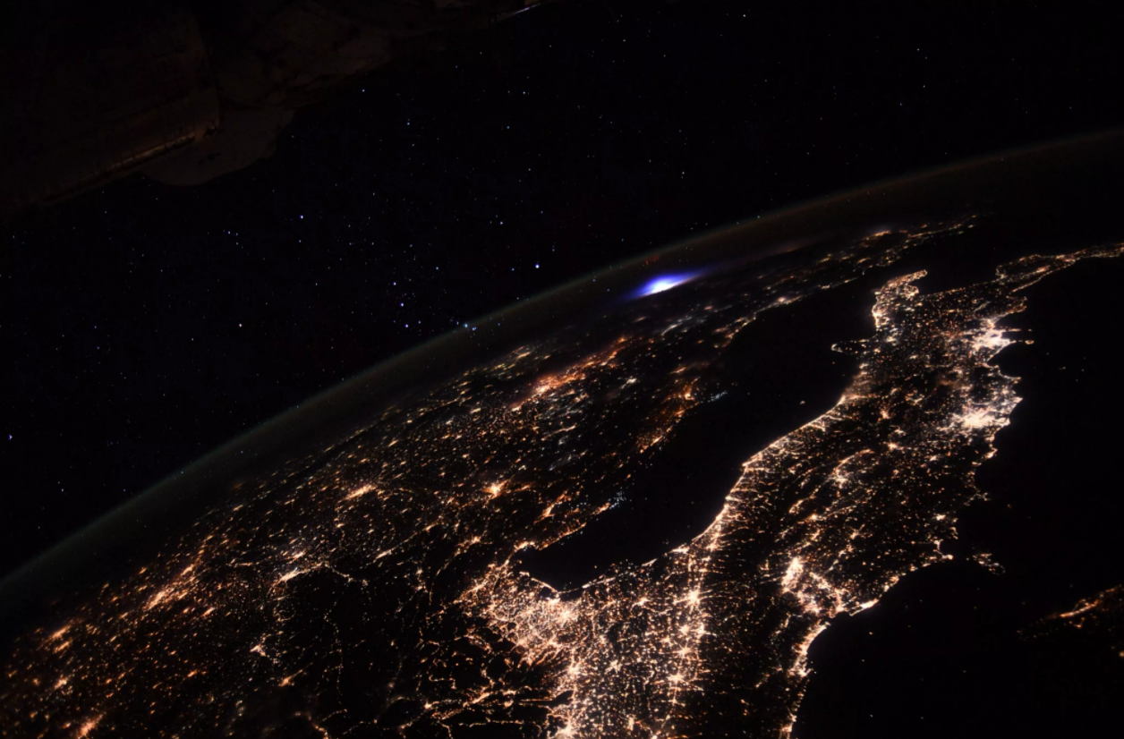 “瞬态发光事件”国际空间站宇航员拍摄到欧洲上空出现空灵蓝色光芒