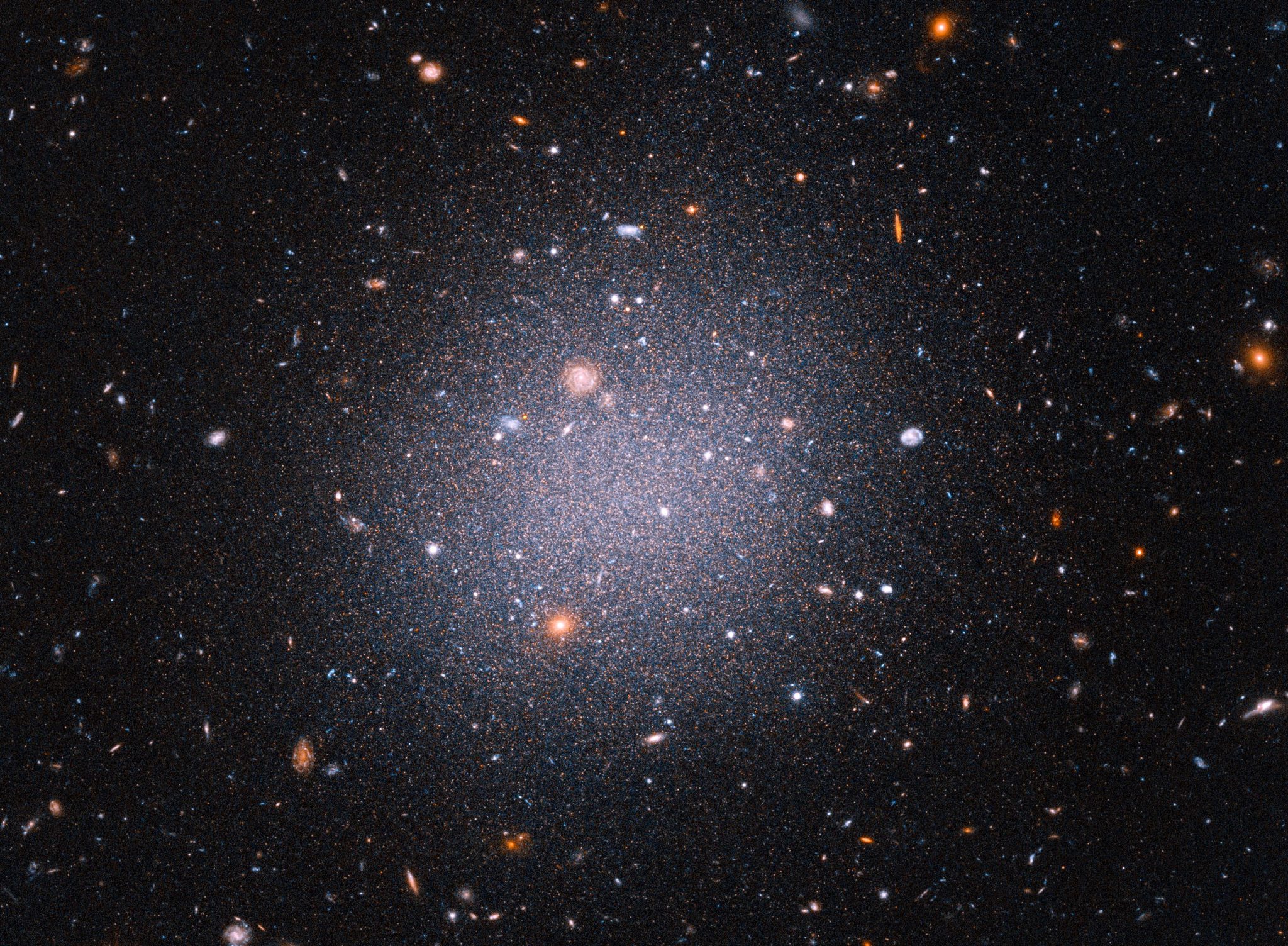天文学家利用哈勃太空望远镜测量出NGC 1052-DF2星系的距离
