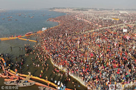 印度大壶节(Kumbh Mela)：数百万信徒沐浴净身