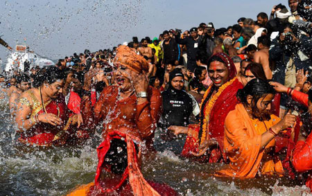 印度大壶节(Kumbh Mela)：数百万信徒沐浴净身