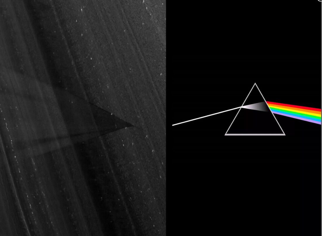 火星北极分层沉积物中的黑暗条纹与英国摇滚乐队Pink Floyd《月之暗面》封面相比较
