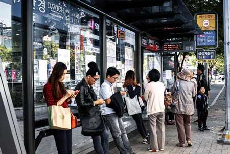 韩国公交站显示屏播放成人动作片,网友猜测疑似被黑客入侵 