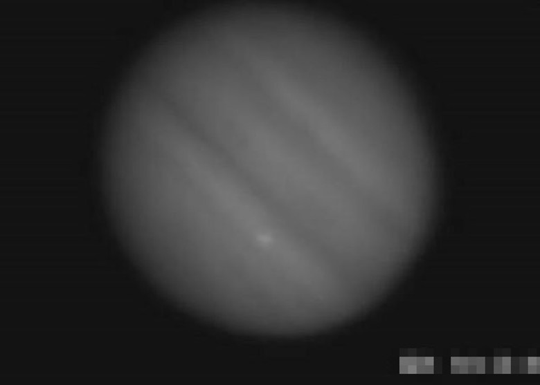 日本京都大学天文台发现木星表面罕见发出强光 相信与陨石坠落有关