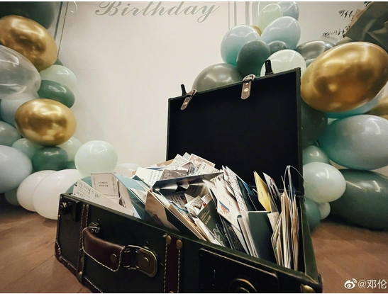 邓伦29岁生日许愿“平安顺遂” 粉丝信堆满箱子