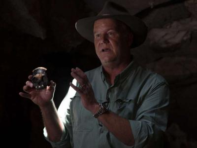 南非洞穴深处发现25万年前原始人类儿童头骨化石