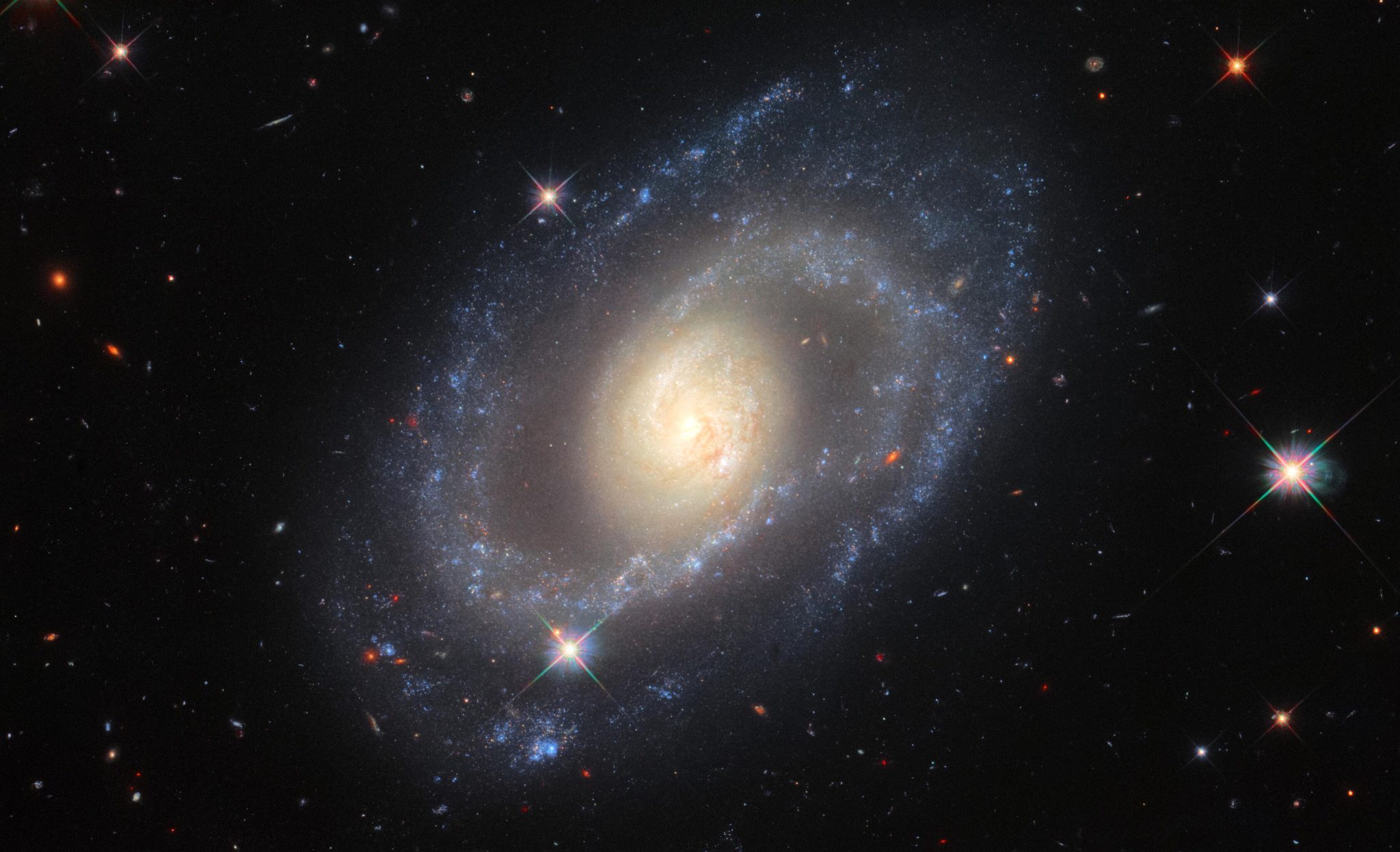 哈勃太空望远镜图片展示位于室女座的螺旋星系Mrk 1337