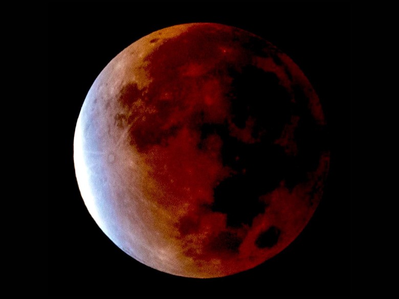 美国的月球在月偏食期间呈暗红色。