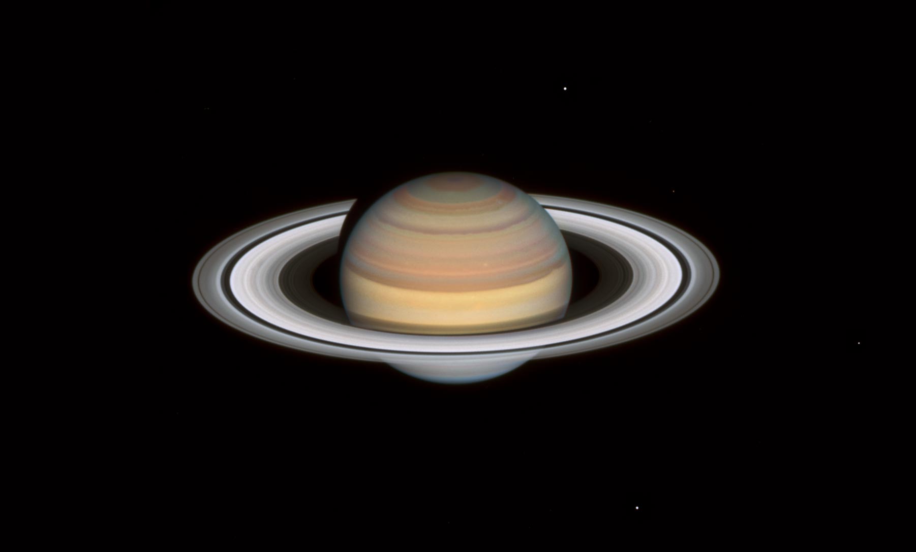 哈勃2021年对土星的观察显示，该行星北半球的带状区域有着快速和极端的颜色变化。作为比较，上面的图像是由哈勃太空望远镜在其外太阳系的大巡游中拍摄的。