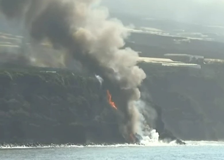 西班牙西部拉帕尔马岛火山爆发 居民活动受限