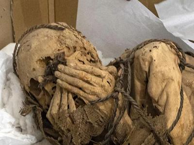 秘鲁古墓中出土一具双手被绳子捆绑的木乃伊干尸