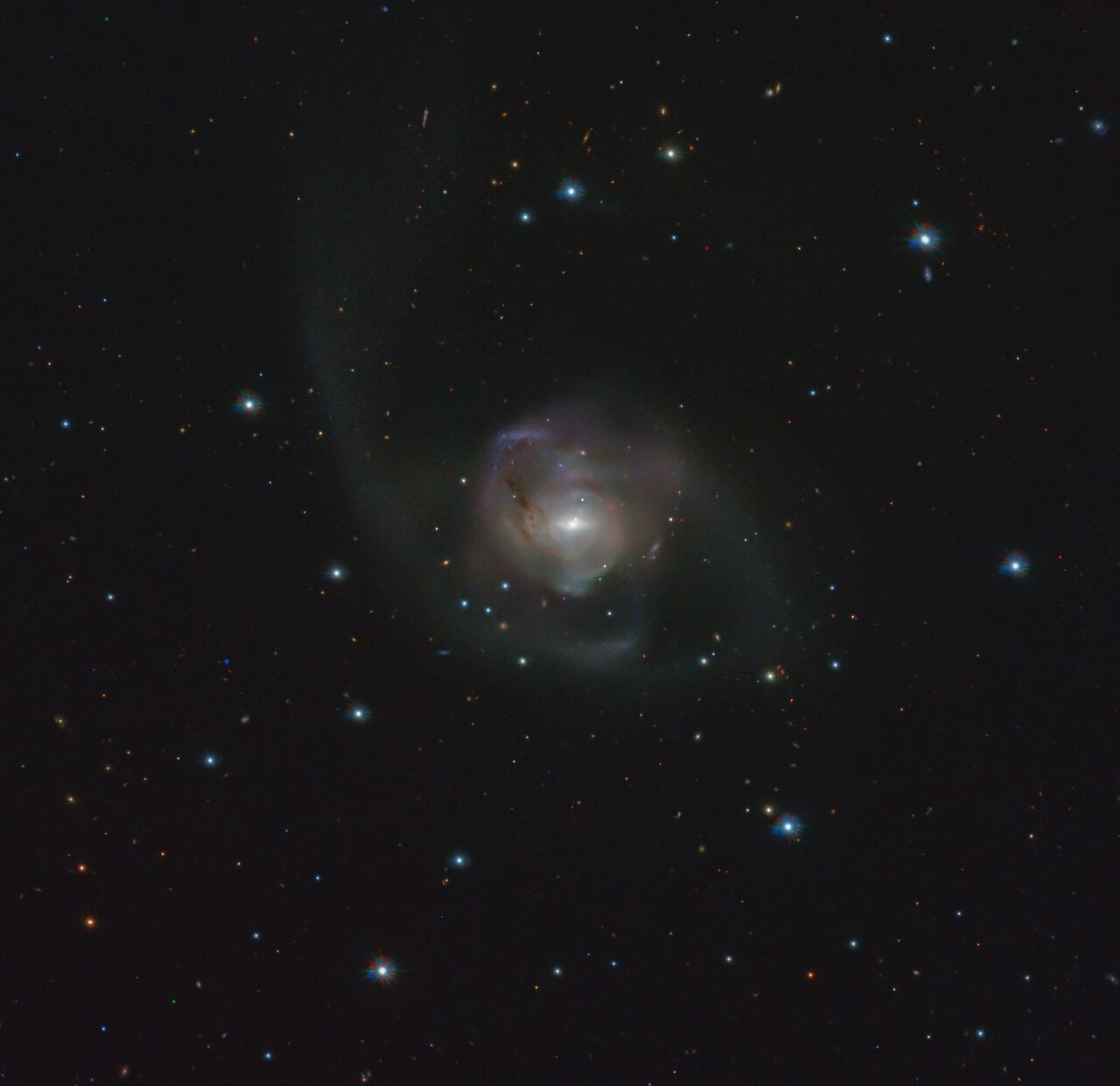 宝瓶座NGC 7727星系中发现迄今为止离地球最近的一对超大质量黑洞