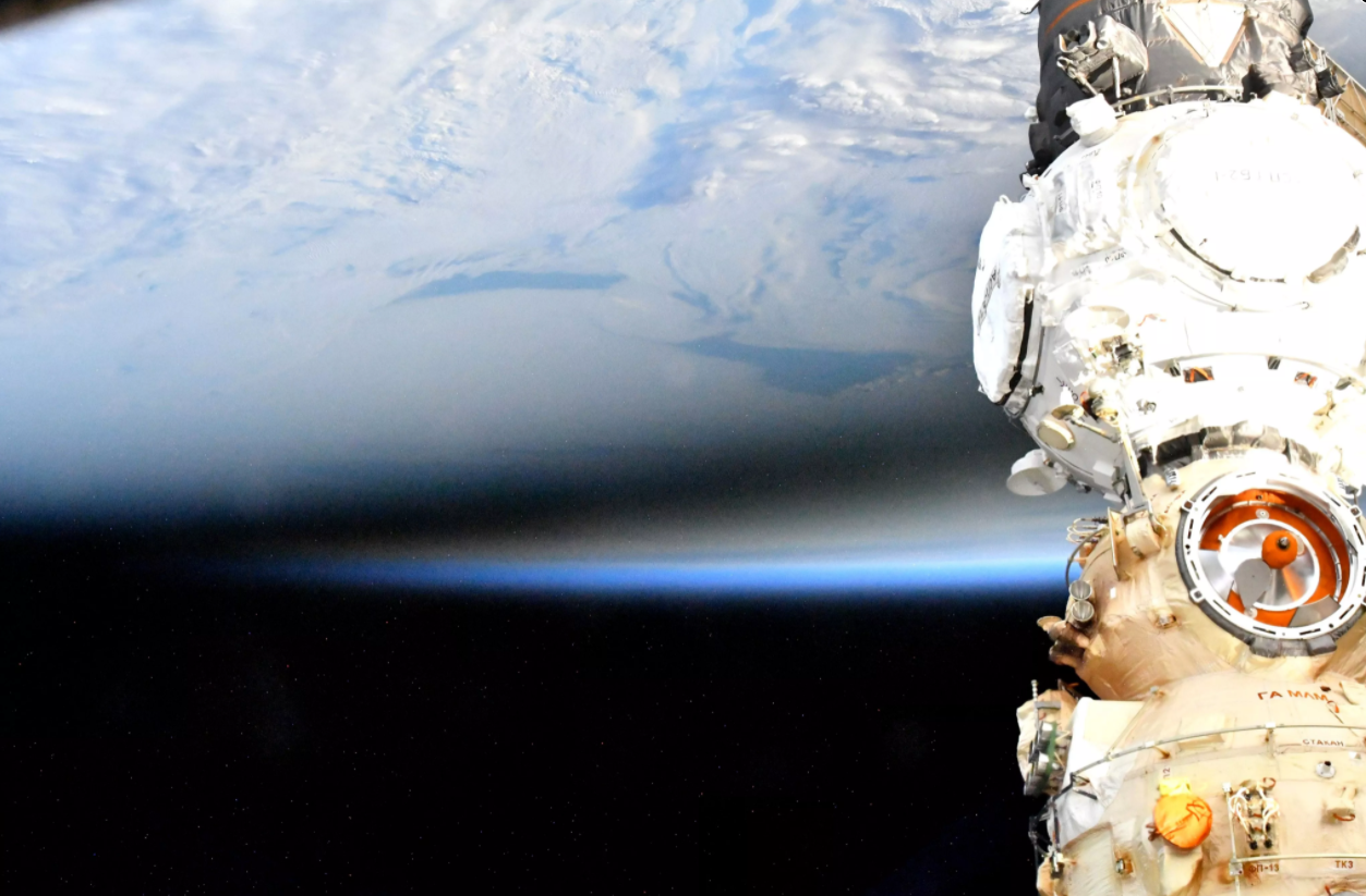 冲天炉是国际空间站上的一个模块，装有多个窗户，使宇航员可以看到下面的地球的迷人景色。